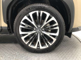 【純正アルミホイール】です!車両デザインに合わせてホイールをデザインしているため、見た目にもカッコイイアルミホイール♪洗車もラクチンで錆びません。