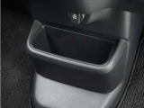 ◆センターロアボックス◆インパネ中央の下部には、ごみ箱としても使用する事ができるセンターロアボックスを装備しております。