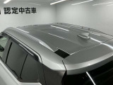 【ルーフレール】このレールにルーフキャリアを取り付け、その上にルーフボックスなどのアタッチメントを装着することで、サーフボードやスノーボード、自転車などの様々な荷物を積載できます。
