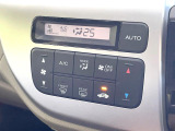 【オートエアコン】一度お好みの温度に設定すれば、車内の温度を検知し風量や温度を自動で調整。暑い&hellip;寒い&hellip;と何度もスイッチ操作をする必要はありません。快適な車内空間には必須の機能ですね♪