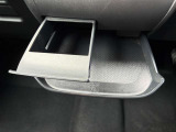 使わない時はスマートに収納できるドリンクホルダーです。スマホや小物置きにも使えるのでとっても便利♪必要なものをスムーズに取れて、毎日のドライブがより快適に!