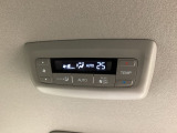 後部座席にもエアコンの吹き出し口があるので車内全体を快適に過ごすことができます。