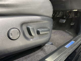 電動パワーシートはボタン一つで細やかな調節が可能ですよ。 意外に力が要るシートの移動もラクラク、思い通りのポジションが見つかります。