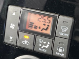 【オートエアコン】一度お好みの温度に設定すれば、車内の温度を検知し風量や温度を自動で調整。暑い&hellip;寒い&hellip;と何度もスイッチ操作をする必要はありません。快適な車内空間には必須の機能ですね♪