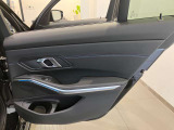 BMWのドアを閉めた時の重厚感は所有者様の満足度を高めてくれます。