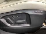 運転席にはパワーシートを装備!シート位置を記憶するメモリー機能付きなのでご夫婦で2名分セットすると便利です♪