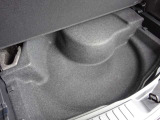 ラゲッジフロア下にサブトランクを備えています。散らかりがちな洗車道具や小物をすっきり整理して収納できるため、荷室を広く保ちやすく、日常の買い物から旅行まで幅広く活躍する実用的な設計です。