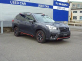 スバルの4WD(AWD)は直進安定性に優れ、日常走行から高速走行まで、さまざまなシーンで安心感に満ちた走りが愉しめます。それは悪路や泥道など左右のタイヤの路面状況が異なるシーンでも変わりません。