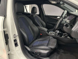 スポーツシートはサポートも良く長時間運転しても疲れません。