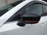 周囲からの被視認性を高めるLEDドアミラーウインカー!右左折や進路変更を周囲へ安全に知らせます。シャープに光るLEDが先進感を演出し、デザイン性と安全性を両立したスタイリッシュな装備です。