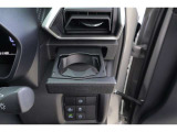 ハンドルの右側にドリンクホルダーがございます!手に取りやすい位置にありますので運転中の水分補給もラクラクです♪