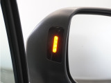 車線変更を支援。ブラインドスポットモニターは、走行中の死角になりやすい自車の斜め後方車両を検知し、ドライバーへ注意を促すことで運転負荷を軽減する機能です。