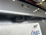 車庫入れもお任せのバックカメラが付いて、後方確認もラクラク♪安全に車庫入れも可能です。便利な機能ですが、バックカメラを過信せず、目視もお忘れなく。