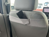 助手席シート裏にはスマホなどちょっとした小物を入れられる便利なポケットがあります。