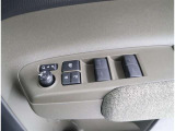 ここ最近のお車には、標準装備になって来ていますパワーウィンドウ付いています♪お子様のいたずらを防止してくれるロックも付いていてとても便利ですよね(^^)