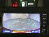 ハンドル操作に連動してガイドラインが変化するバックカメラ搭載。 クルマには構造上たくさんの死角があるのでとても便利な機能です。 あくまでも補助の為の装備なのでバックは目視が大事です