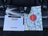 キーを取り出さずにドアを施錠&解錠。クルマの始動も可能です。  メンテナンスノート、車両取扱説明書。