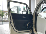 ドア開口部が広く、乗降性に優れた設計です。ドアトリムにもしっかりとした質感が施されています。