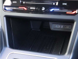 便利なワイヤレスチャージング付き!スマホを置くだけで充電でき、配線いらずで車内もスッキリ。日常使いに嬉しい装備です。