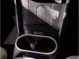 【置き型充電器】置き型充電に対応しております。お持ちの携帯電話が置き型充電器対応でしたら、充電コードの必要なく、すっきりとした車内のまま携帯の充電が可能です。