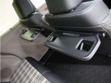 休憩時のちょっとした小物置きに使える、前席背面の格納式テーブルです。