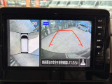 【全方位カメラ】自車を真上から見下ろす視点をモニターに映す機能。駐車や離合時の死角を無くして安全を支えます。トヨタ名のパノラミックビュー等、現代の商談では外せない必須の安全装備です。