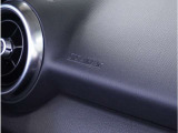 【助手席エアバッグ】助手席エアバッグはインストルメントパネルに格納されています。助手席に同乗者がいなくても運転席エアバッグと同時に膨らみます。