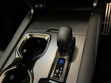 停車時のブレーキホールド機能に対応した電動パーキングブレーキ。渋滞や信号待ちで便利なブレーキホールド機能も装備されています