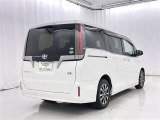 広々とした車内空間に優れた燃費性能。更にデザインも上質で人気のお車です!