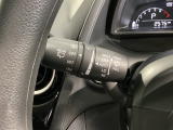レバーをAUTOの位置にしているとき、レインセンサーが雨を感知すると、雨量に応じてワイパーが自動で作動してくれるオートワイパーを装備!設定変更で非作動にすると、間欠作動に固定されます。