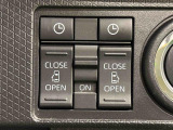メーカーオプションの両側パワースライドドアウェルカムオープン機能 降車時にスイッチで予約しておけば、乗車時に電子カードキーを持ってクルマに近づくだけでパワースライドドアが自動でオープン♪