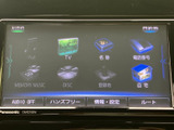 多彩な機能が搭載されたナビゲーションシステム。目的地設定や音楽再生など、快適なカーライフをサポートします。