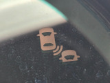 斜め後ろの死角にいる車両の存在を光って知らせてくれる機能です。車線変更時の安全運転をスマートにサポートいたします。