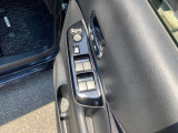 全席パワーウィンドウとなっています。運転席はオートになっているのでワンタッチ開閉することが出来ます。