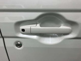 【リクエストスイッチ】スマートキーをポケットやカバンに入れた状態でドアの施錠、開錠ができます。