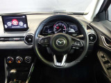 【運転席インテリアデザイン】左右対称のインテリアデザインでドライバーを包み込み運転に集中できるように設計されています。