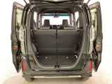 開口部も広く荷物の積み下ろしもしやすいお車となっております。シートの背もたれは5:5の割合で背もたれを可倒でき、前後のシートスライドもできるので荷室をひろげることができます。