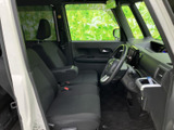 前席は見晴らしのよい着座位置で、運転席から周囲を確認しやすい室内空間。落ち着いた色調のシートと広めの足元で、毎日の移動もゆったり過ごせます。