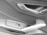 シンプルさと機能性が両立しており、ドイツ車らしい良いインテリアになっています。手の込んだ手法で静かで快適な室内を実現させています。
