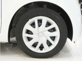 ◆純正ホイール装着車◆シンプルなデザインのホイールキャップ付きです。