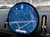 デジタルスピードメーター、航空機のコックピット操作箇所と同じ配色で目が疲れにくいように設計されてます。