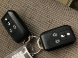 家族やパートナーと個別に持てるため、貸し借りの手間がなくスムーズに乗車できます。また、メインキーを自宅に置いたまま、もう一方をサブとして常に鞄に入れておけるため、持ち出し忘れを防げる点も便利です。