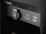 ◆USBチャージャー、12Vの電源ソケット◆使いやすい場所に装備されています。