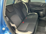 コンパクトな車ですが、後席も充分なスペースを確保しています。足元空間も広くリラックスしてドライブが楽しめます。