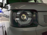 【LEDヘッドライト】が装備されています。夜間走行時や雨の日に明るく安全に前方を照らすことが出来ます。対向車からも見えやすいので相手に接近を知らせることも出来ます。