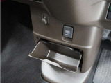◆センターロアボックス◆インパネ中央の下部には、ごみ箱としても使用する事ができるセンターロアボックスを装備しております。