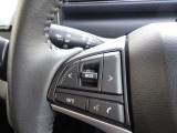 【ステアリングスイッチ】ステアリングスイッチは運転姿勢や視線を崩さずに操作が可能です。左側にはオーディオ類があります。