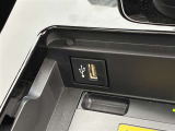 こちらのクルマはUSB接続コネクタも装備されています♪スマホの充電などにお使い下さい。ご旅行中での充電切れも、これなら心配いりませんね!