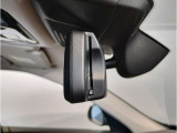 BMWではルームミラーの裏側にETCの車載器が内蔵されており、別途で車載器の購入必要なしで非常にスマート。皆様が驚かれるポイントのでもあります