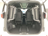 3列目シートは跳ね上げ式で折りたたみが可能です。大きな荷物もしっかり積めそうです。引越しなど、色々な場面に役立つ1台です。
